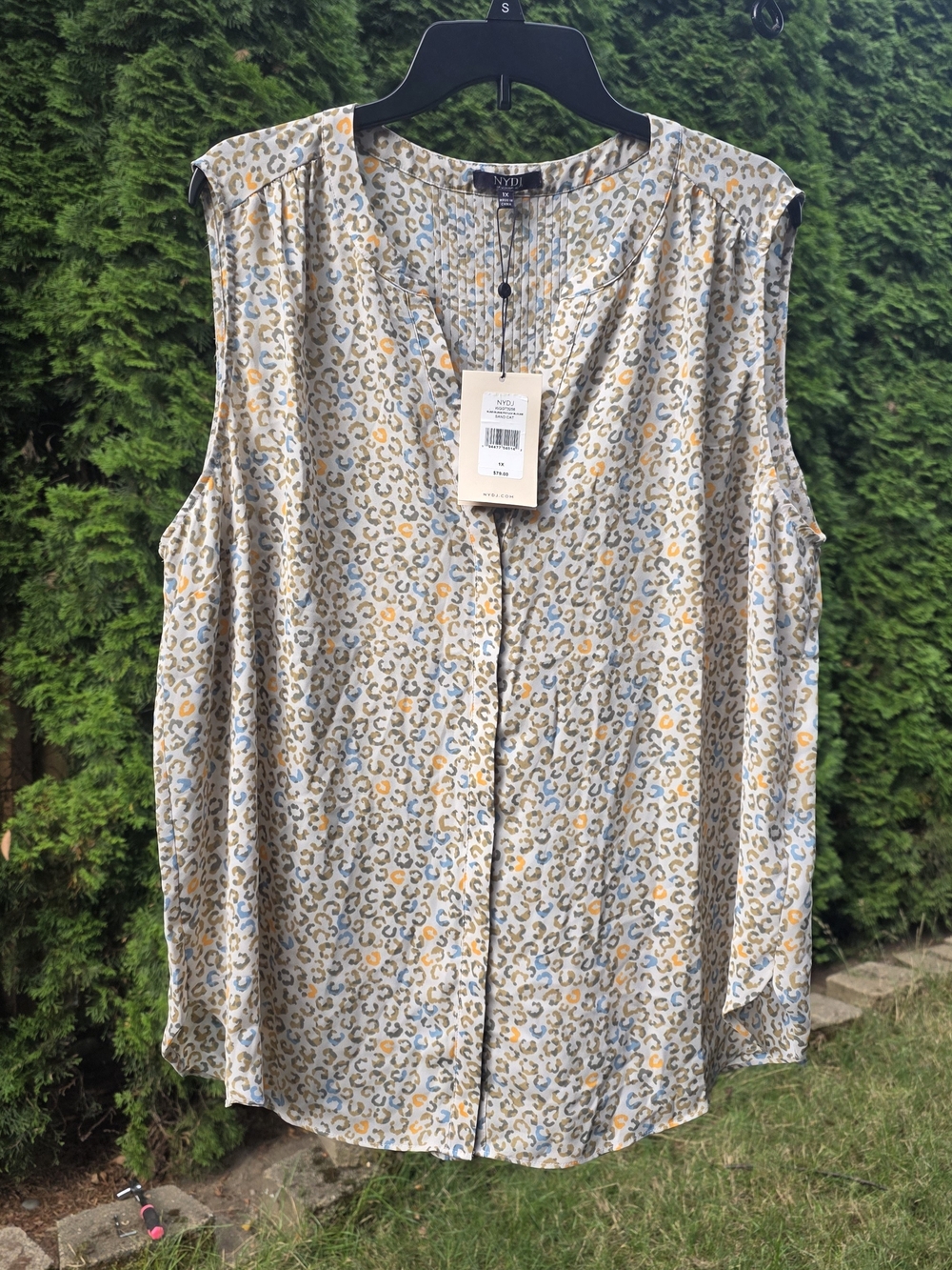 NYDJ Sleeveless Pintuck Blouse Animal Print Blouse in White & Blue Size 1X NWT